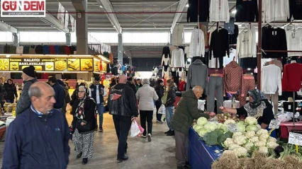 Cumartesi Pazarı'nda alışveriş yoğunluğu dikkat çekti