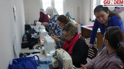 Depremzedelere kıyafet dikerek destek oluyorlar