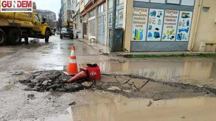 Edirne'nin göbeğinde bir acayip manzara: Asfalt çöküyor, dubalı önlem alınıyor