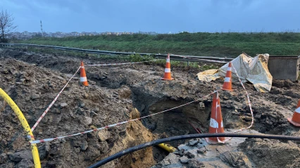 İşçilerin çalıştığı kanalda toprak kayması sonucu 3 işçi yaralandı