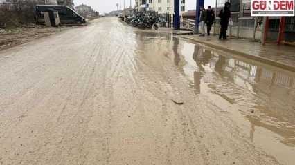 Öğrencilerin çamurla imtihanı bitmiyor