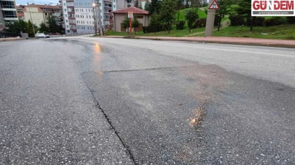 Şükrüpaşa Mahallesi'nde yamalı yolda su patlağı tepkilere sebep oldu
