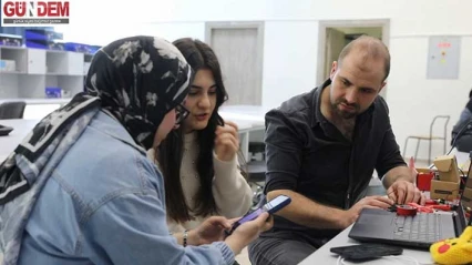 Üniversiteli gençlerden kadın güvenliğine teknolojik anahtarlık çözümü