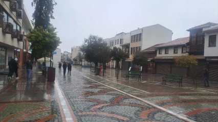 Yağmur engeli: Vatandaşlar tentelere sığındı