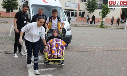 Bazı vatandaşlar oy kullanacakları okullara ambulansla geldi