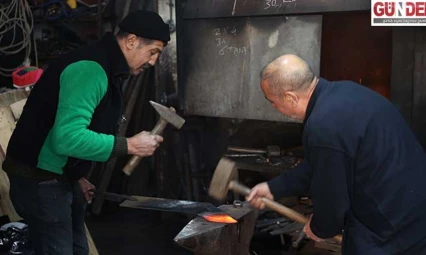 Demirci ustaları tarihi eserlere iz bırakmanın gururunu yaşıyor