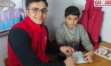 Gençlerin 'Isıtan Eller Projesi' çocukların yüzünü güldürdü