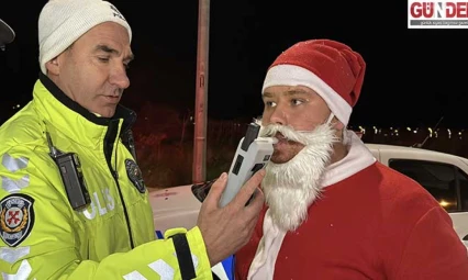 Noel Baba kostümüyle yola çıktı, polis uygulamasında durduruldu
