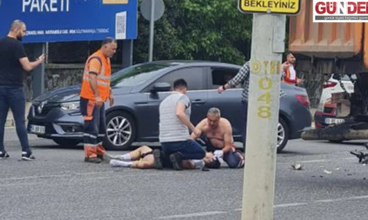 Motosiklet sürücüsü savrularak yere düştü.