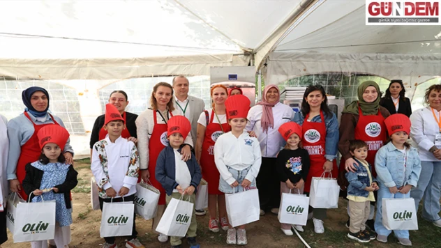 Anneler ve çocukları en lezzetli keki yapmak için yarıştı
