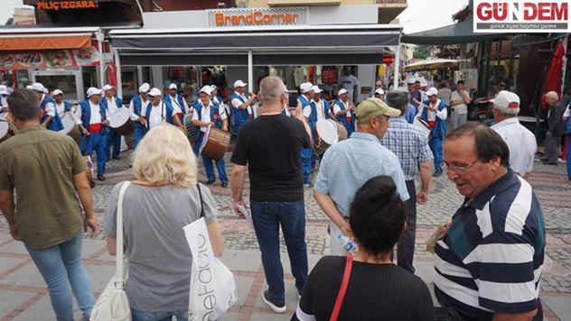 Davul zurna ekibinin geleneksel daveti yoğun ilgi gördü