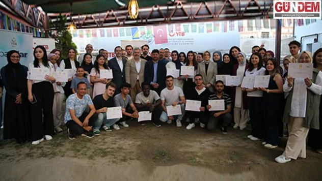 Edirne Uluslararası Öğrenciler Akademisi'ni başarıyla bitiren öğrenciler mezuniyet sevinci yaşadı