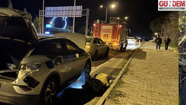 Elektrikli araçla tırdan yola düşen demir parçasına çarptı