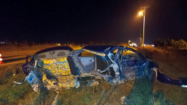 Feci kaza: Otomobil ikiye bölündü
