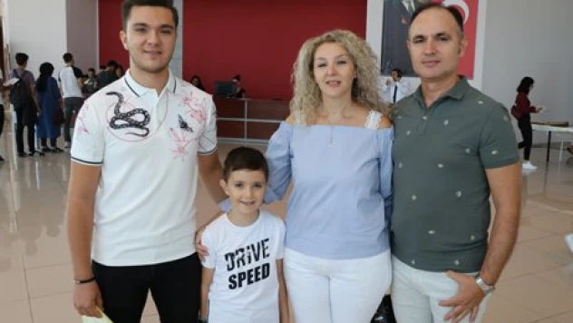 Ailesiyle aynı üniversitede