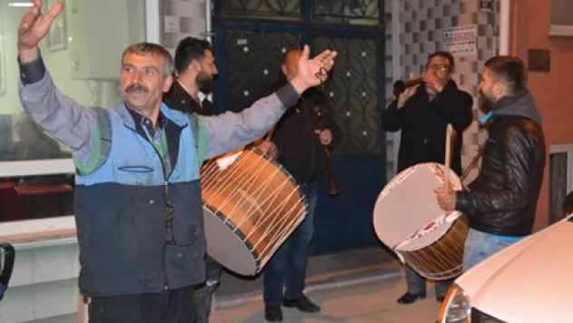 Zafere davul zurnalı kutlama