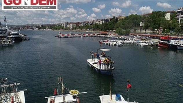 Tekirdağlı balıkçılar yüzeyden dibe çöken müsilaj nedeniyle avlanamıyor