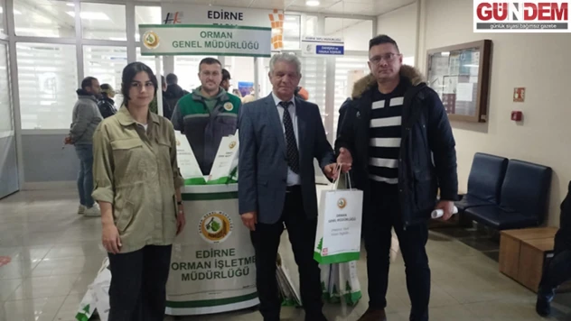 İşlem yaptıranlara fidan hediye edildi