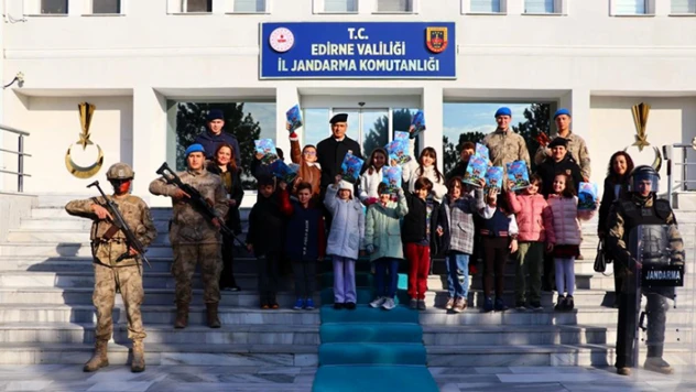 Jandarmayı ziyaret eden TED Edirne Koleji öğrencileri, keyifli bir gün geçirdi