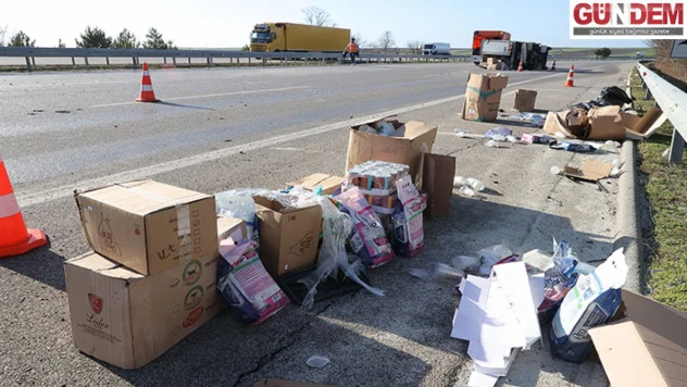 Kazada yola dökülen kedi ve köpek mamaları trafiği aksattı