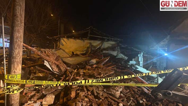 Metruk bina çöktü, bitişikteki evde mahsur kalan 5 kişi kurtarıldı
