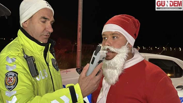 Noel Baba kostümüyle yola çıktı, polis uygulamasında durduruldu