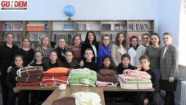 Öğrencilerin el emeği huzurevinde gönüllere dokundu