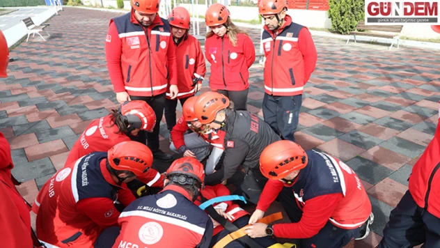 Öğretmenler olası afetlerde hayat kurtarmaya hazırlanıyor