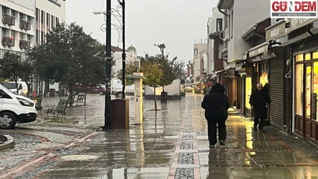 Şiddetli yağmur Edirne'de yaşamı olumsuz etkiledi, yollar suyla doldu
