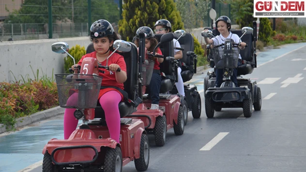 TED Edirne Koleji öğrencileri trafik kurallarını pratik yaparak öğrendiler  