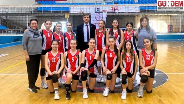 TED Edirne Koleji Yıldız Kız Voleybol Takımı finalde