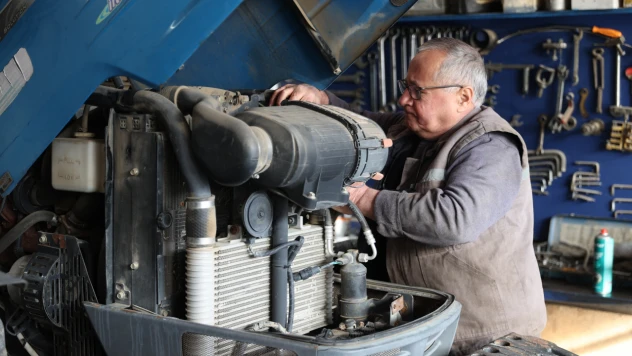 Traktör ustası Arda, mesleğini 54 yıldır devam ettiriyor