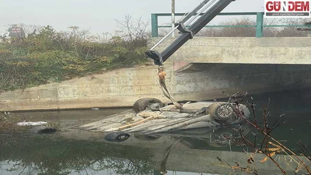 Üyüklütatar köyünde otomobil dereye uçtu