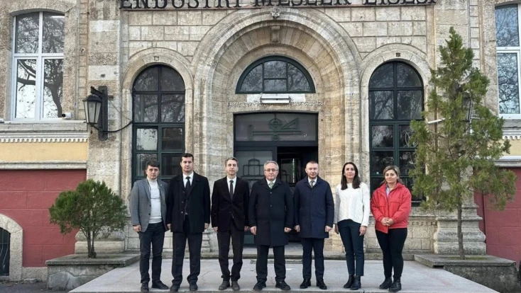 Alireisoğlu, öğrencilerle birlikte İstiklal Marşı törenine katıldı