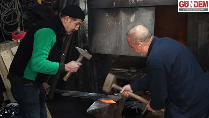 Demirci ustaları tarihi eserlere iz bırakmanın gururunu yaşıyor