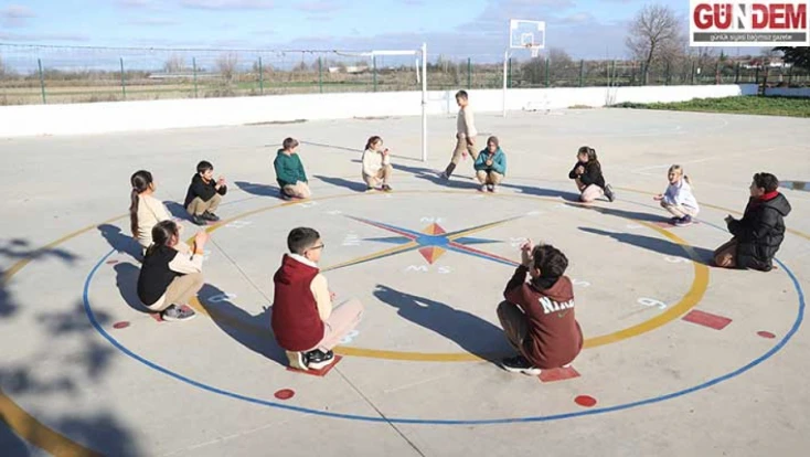 Depremzede babanın renkli fırçası çocuklara umut oluyor
