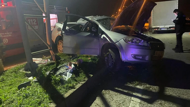 Edirne'de direğe çarpan otomobilin sürücüsü öldü