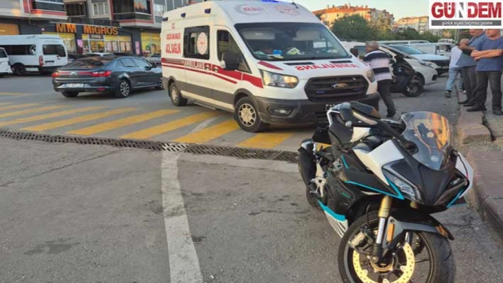 Otomobilin çarptığı motosiklet sürücüsü yaralandı