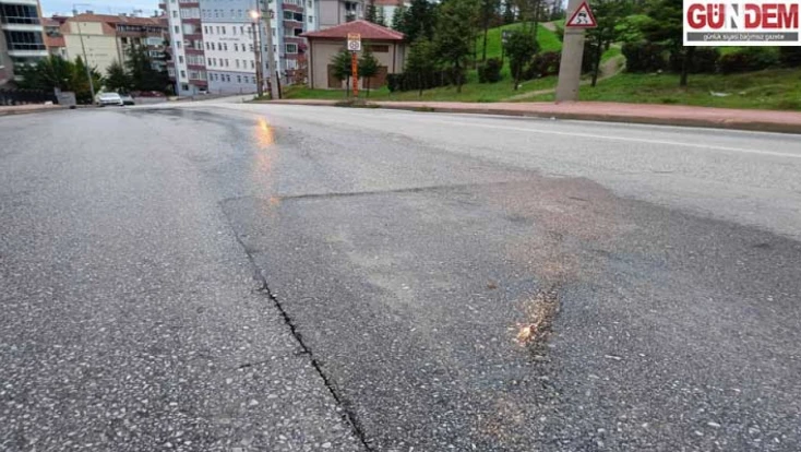 Şükrüpaşa Mahallesi’nde yamalı yolda su patlağı tepkilere sebep oldu