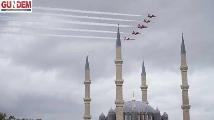 Türk Yıldızları’nın uçuşu büyük bir coşkuyla izlendi