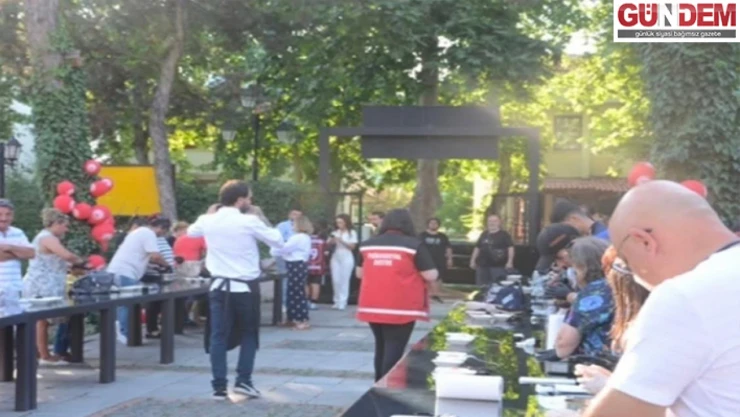 Aileler hep birlikte hamburger yaptı