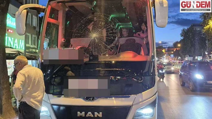 Ani fren yapan otobüste şenlikler için gelen bir yolcu yaralandı