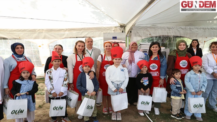 Anneler ve çocukları en lezzetli keki yapmak için yarıştı