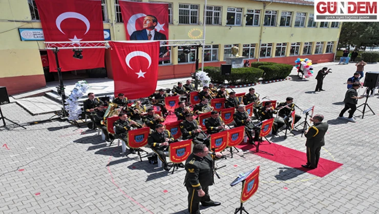Askeri bando Necatiye'de konser verdi