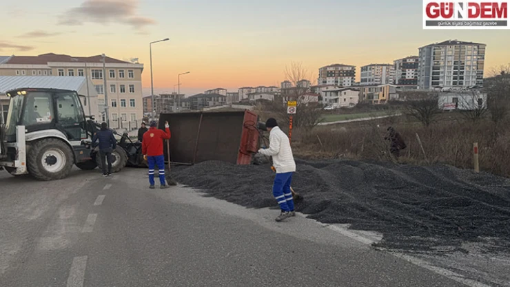 Ayçiçeği yüklü traktör römorku devrildi