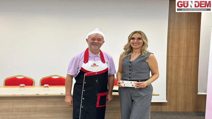 Badem ezmeli bayrak hediyesi sahnede alkış topladı