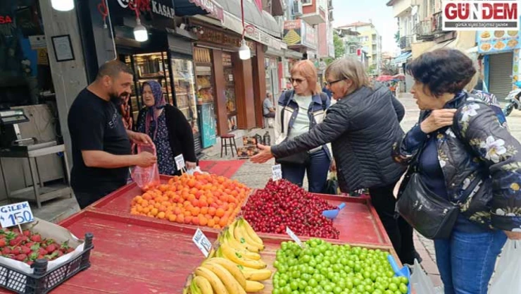 Balık tezgâhları kapandı, yerini yaz meyveleri aldı