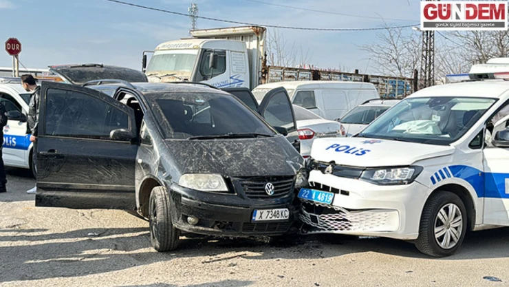 Bir sürücünün kaçmaya çalıştığı aracıyla çarptığı ekip otosundaki iki polis yaralandı