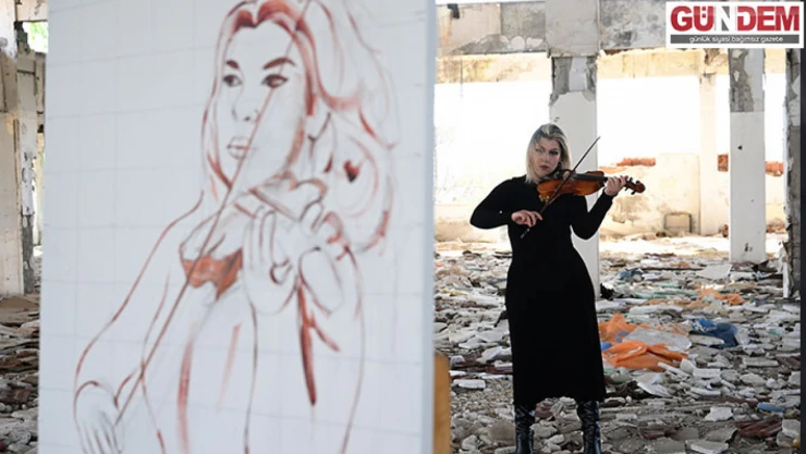 Canlı modellerini 3 saatte tuvale çiziyor