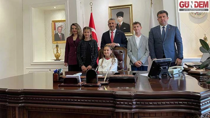 Çocuk vali görev başına geçti